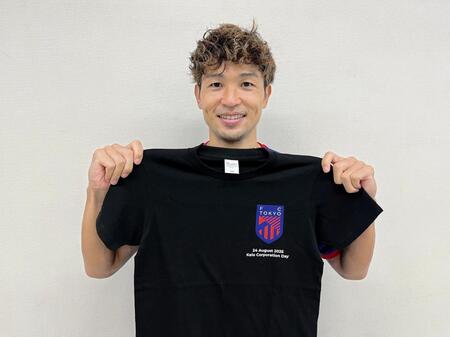 　「京王電鉄×ＦＣ東京　コラボキッズＴシャツ」を手にアピールするＤＦ森重真人　©ＦＣ東京