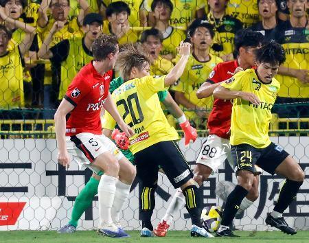 　柏-浦和　後半、ゴールを決める柏・瀬川（２０）＝三協Ｆ柏