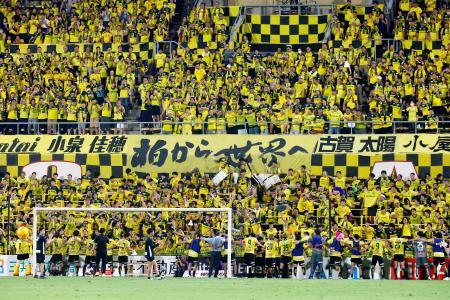 　浦和に逆転勝ちし、選手と喜びを分かち合う柏サポーター＝三協Ｆ柏