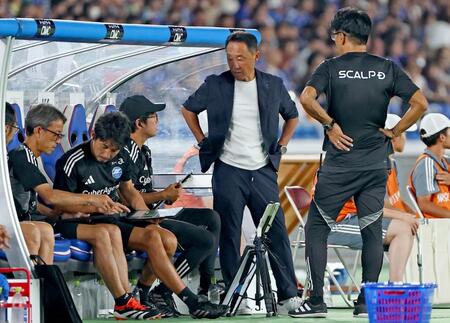 　後半、スタッフと話し合う町田・黒田監督（右から２人目）