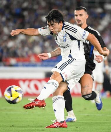 　前半、ゴールを狙う町田・相馬