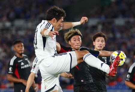 　後半、相馬のＦＫに足を伸ばす町田・岡村（手前）