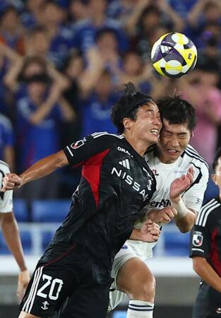 　後半終了間際、横浜・天野（左）と接触し負傷し退場する町田・岡村