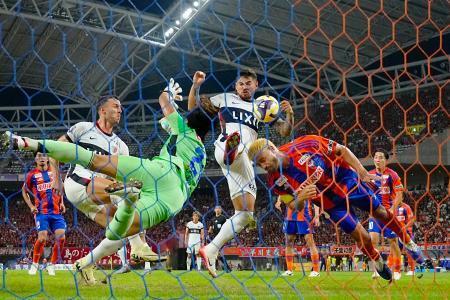 　新潟-鹿島　後半、ゴールに迫る鹿島・レオセアラ（中央）＝デンカＳ