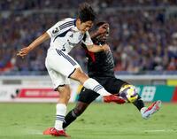 　後半、競り合いながらもシュートを放つ町田・羅相浩（左）