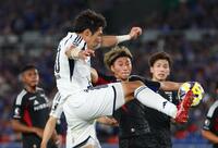 　後半、相馬のＦＫに足を伸ばす町田・岡村（手前）