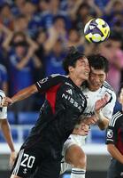 　後半終了間際、横浜・天野（左）と接触し負傷し退場する町田・岡村