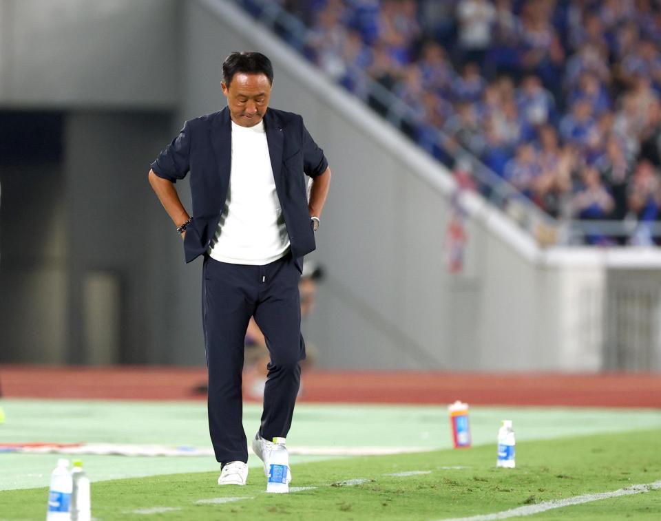 　後半、再三のチャンスにゴールを決められずうつむく町田・黒田監督