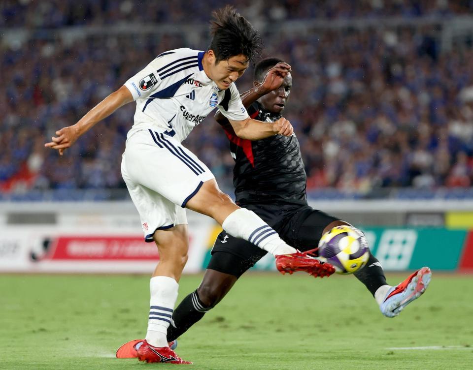 　後半、競り合いながらもシュートを放つ町田・羅相浩（左）