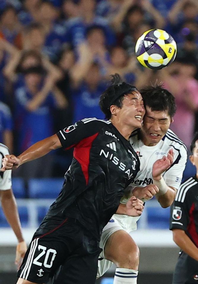 　後半終了間際、横浜・天野（左）と接触し負傷し退場する町田・岡村