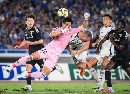 　前半、激しく競り合う横浜ＭのＧＫ朴（左から２人目）と町田・デューク