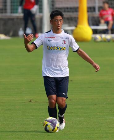 　前半、味方に要求するＣ大阪・久保瑛史（撮影・石湯恒介）