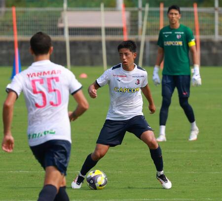 　前半、ボールをキープするＣ大阪・久保瑛史（撮影・石湯恒介）