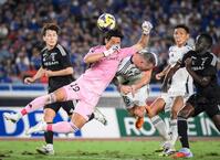 　前半、激しく競り合う横浜ＭのＧＫ朴（左から２人目）と町田・デューク