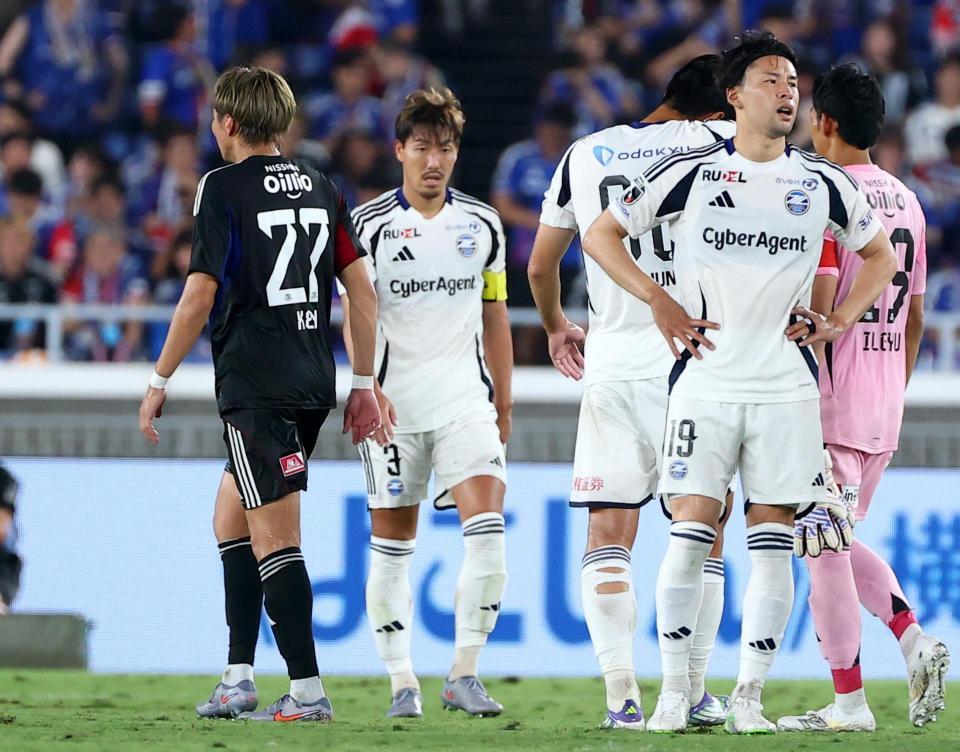 　横浜Ｍと引き分けに終わり肩を落とす町田イレブン