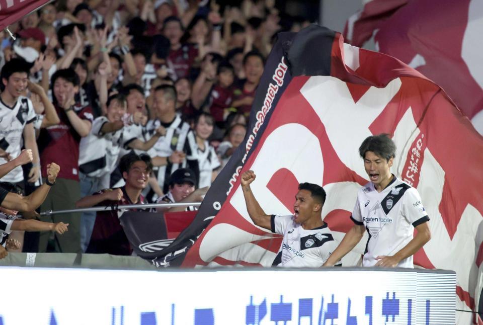 　後半、同点ゴールを決めた神戸・エリキはサポーターの声援に応える（右は大迫）＝撮影・坂部計介