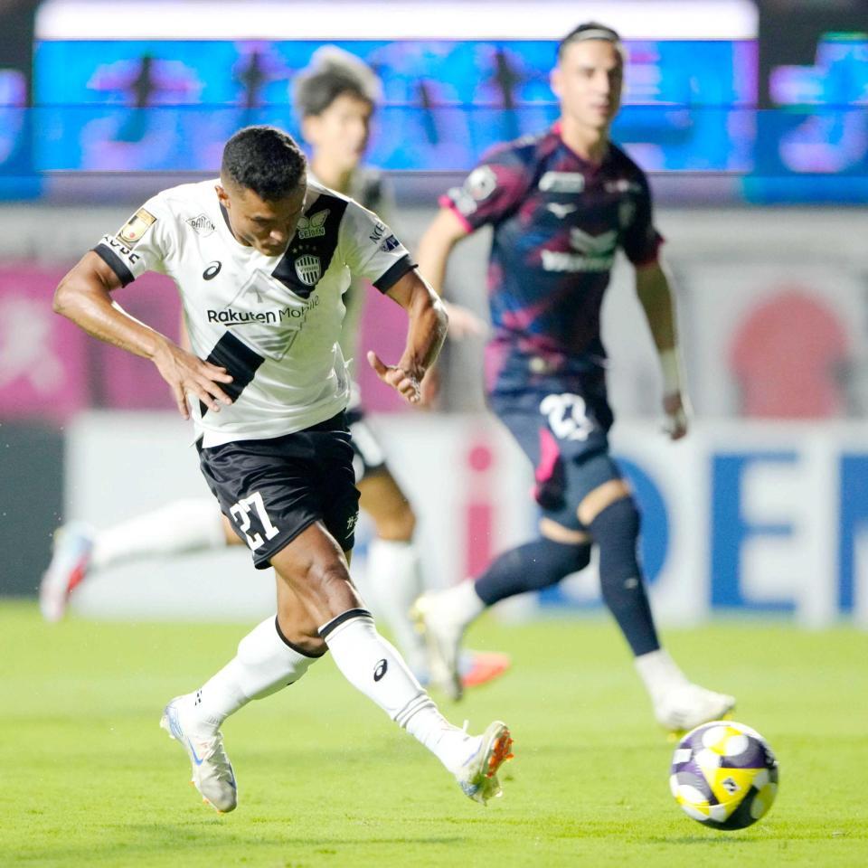 　後半、同点ゴールを決める神戸・エリキ