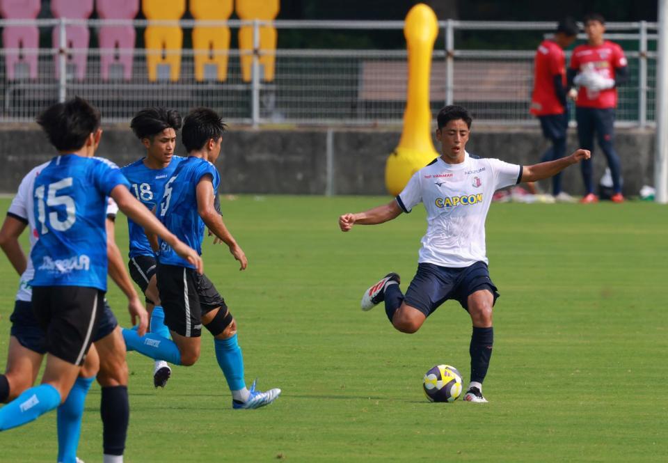 　前半、相手を引きつけてパスを出すＣ大阪・久保瑛史（撮影・石湯恒介）