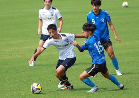 　後半、ドリブルで切り込むＣ大阪・久保　