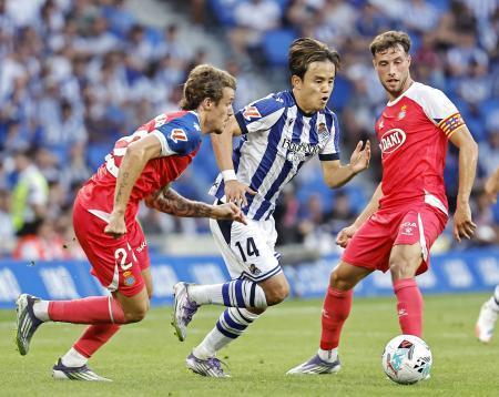 　エスパニョール戦の前半、攻め込むレアル・ソシエダードの久保（中央）＝サンセバスチャン（共同）