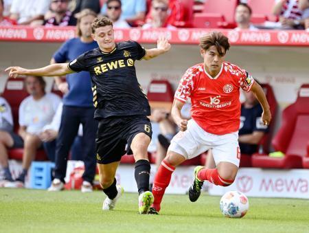 　ケルン戦で競り合うマインツの佐野（右）＝マインツ（共同）