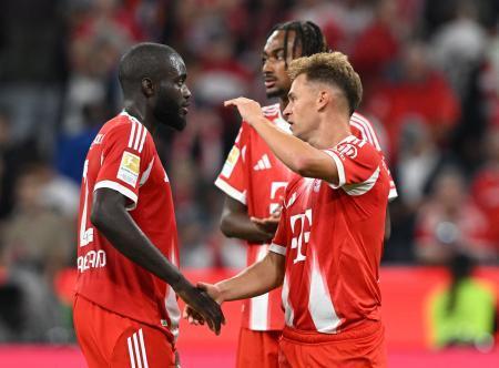 　ライプチヒに６-０で大勝し、勝利を祝うバイエルン・ミュンヘンの選手たち＝２２日、ミュンヘン（ロイター＝共同）