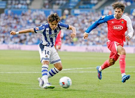 エ　スパニョール戦の前半、ゴールを狙うレアル・ソシエダードの久保（左）＝共同