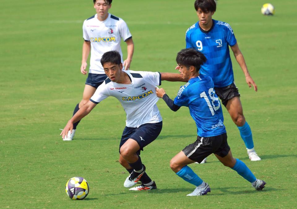 　後半、ドリブルで切り込むＣ大阪・久保　