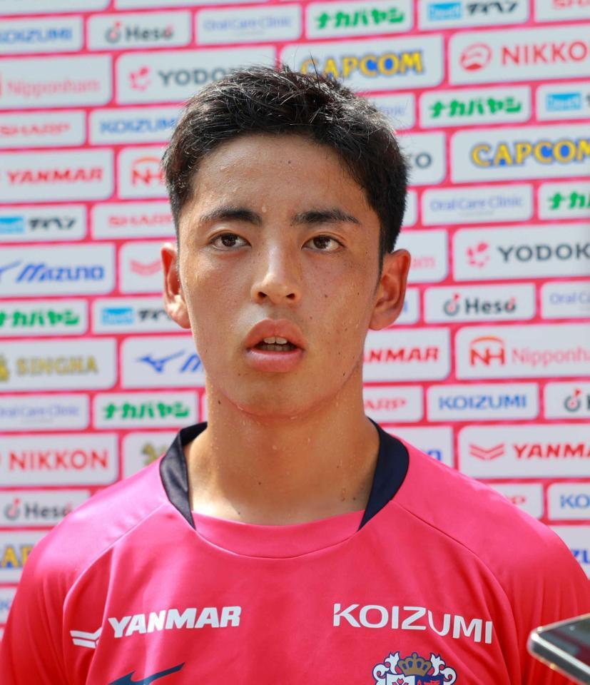 　初試合出場を終えて取材に応じる（撮影・石湯恒介）