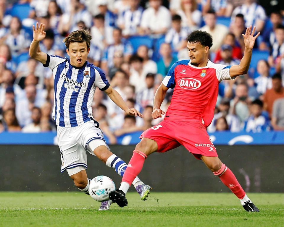 　エスパニョール戦の前半、競り合うレアル・ソシエダードの久保（左）＝共同