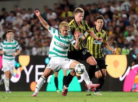 　敵地のアルマトイ戦でプレーするセルティックの前田大然＝２６日（ロイター＝共同）