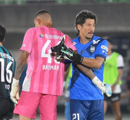 ＰＫ戦を終え、健闘をたたえ合う相模原・バウマン（左）と神戸・新井章太（撮影・伊藤笙子）