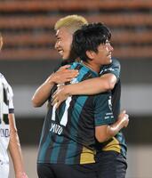 　前半、先制ゴールを決め武藤雄樹（手前）と抱き合う相模原・加藤大育（撮影・伊藤笙子）