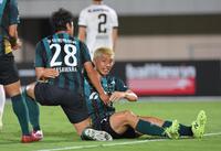 　前半、先制ゴールを決め、小笠原佳祐（左）に祝福される相模原・加藤大育（撮影・伊藤笙子）