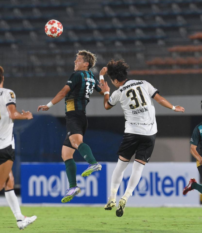 前半、競り合う相模原・高木彰人（左）と神戸・岩波拓也（撮影・伊藤笙子）