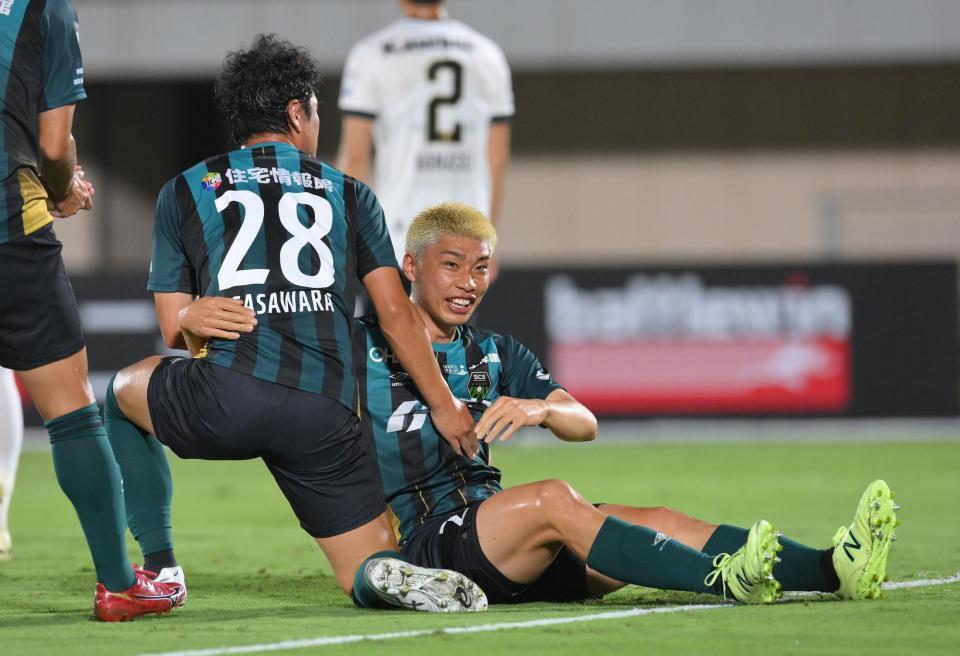 　前半、先制ゴールを決め、小笠原佳祐（左）に祝福される相模原・加藤大育（撮影・伊藤笙子）