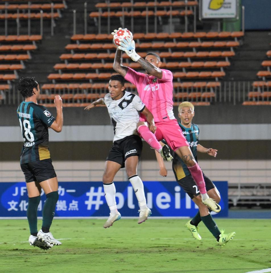 延長戦後半、好セーブを見せる相模原・バウマン＝レモンガススタジアム平塚（撮影・伊藤笙子）