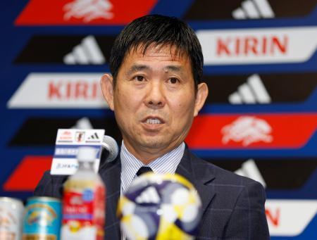 　９月の国際親善試合に臨む日本代表メンバーを発表し、記者会見する森保監督＝２８日、千葉市内