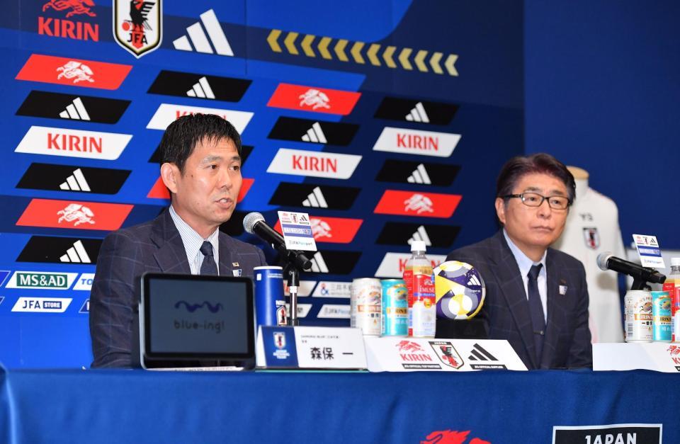 　会見で意気込みを語るサッカー日本代表の森保一監督（左）。右は日本サッカー協会の山本昌邦ナショナルチームダイレクター（撮影・開出牧）