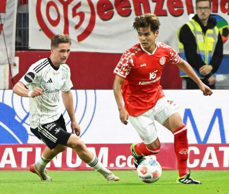 　ローゼンボリ戦で競り合うマインツの佐野（右）＝マインツ（共同）