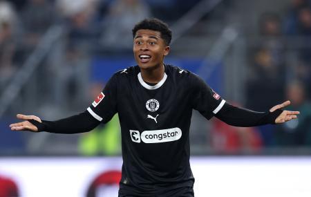 　サッカーのドイツ１部リーグで、ハンブルガーＳＶとのダービーマッチに出場したザンクトパウリの藤田譲瑠チマ＝２９日、ハンブルク（ゲッティ＝共同）