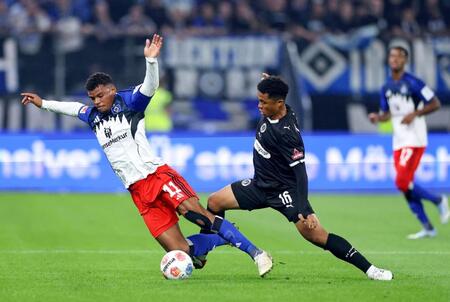 　ハンブルガーＳＶ戦で競り合うザンクトパウリの藤田（右）＝２９日、ハンブルク（ゲッティ＝共同）