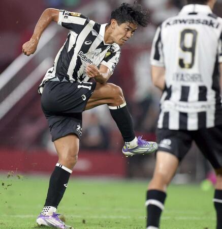 　前半、先制ゴールを決める神戸・武藤