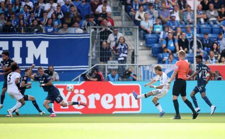 　ゴールを決めるアイントラハト・フランクフルトの堂安律（右から３人目）＝３０日（ゲッティ＝共同）