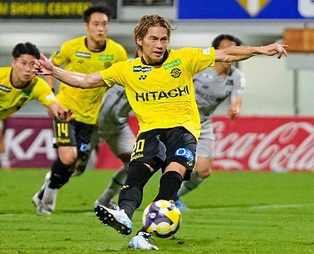 　柏-福岡　後半、チーム２点目となるＰＫを決める柏・瀬川＝三協Ｆ柏