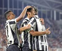 　前半、先制ゴールを決め、大迫（右）と抱き合う神戸・武藤。左はエリキ（撮影・中田匡峻）