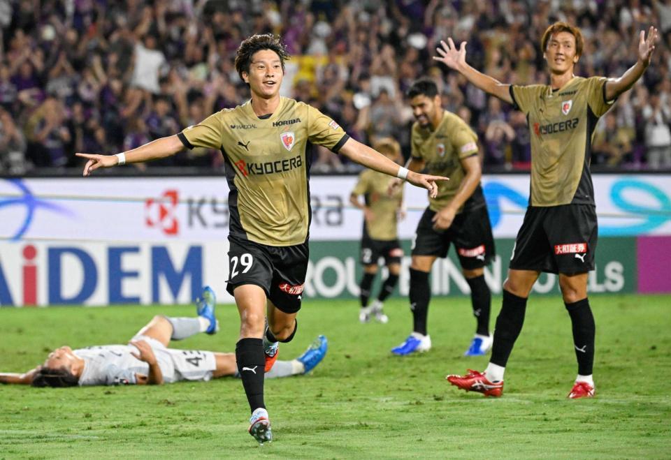 　後半、チーム５点目のゴールを決め、駆け出す京都・奥川（左）
