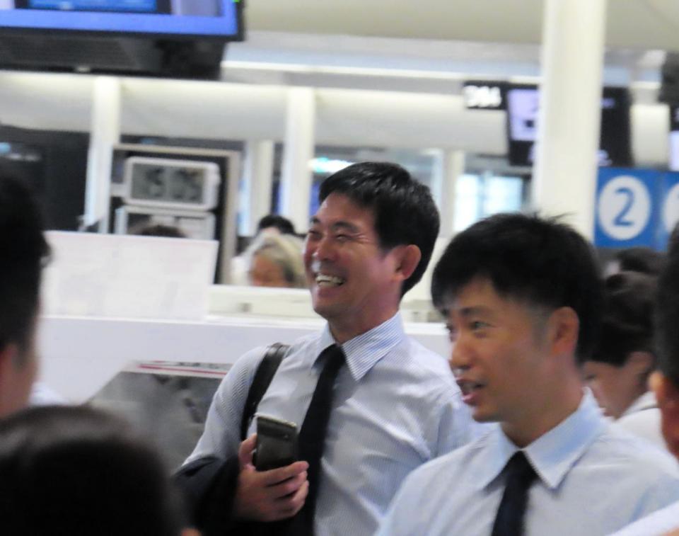 　笑顔でスタッフらを見送った日本代表・森保監督