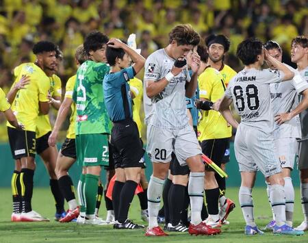 　喜ぶ柏イレブンを背に肩を落とす福岡・安藤智哉（中央）＝撮影・吉澤敬太