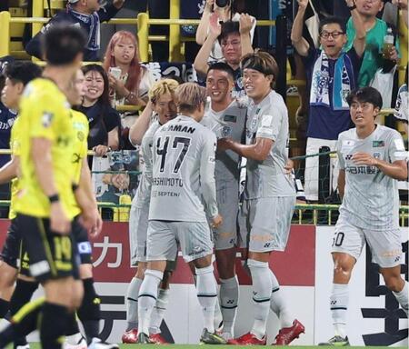 　前半、先制ゴールを決めた上島拓巳（中央）に抱きつく福岡・安藤智哉（同右）＝撮影・吉澤敬太